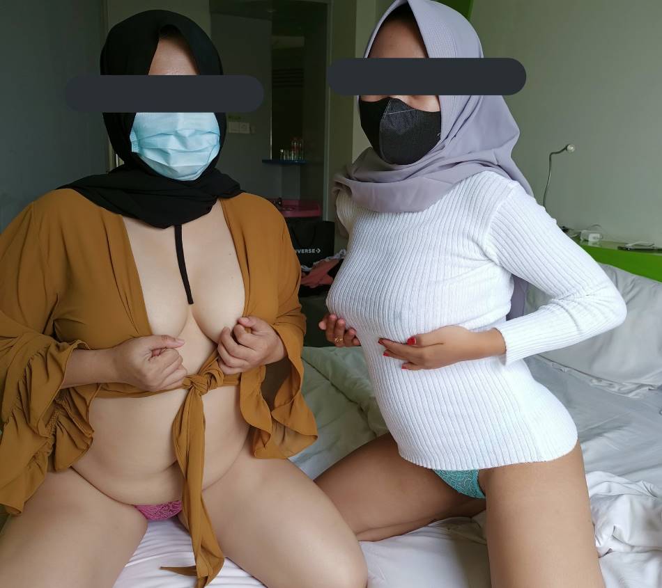 Kisah Memek Menuntaskan gairah janda di dalam bioskop berlanjut di rumahnya