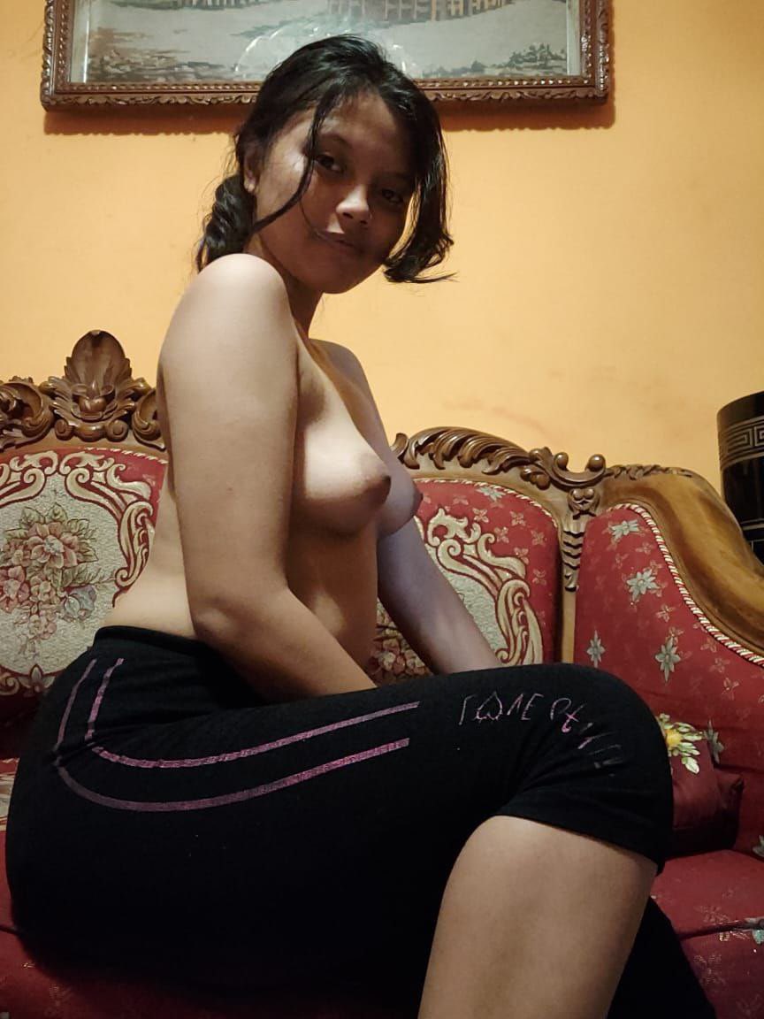Ketahuan Nonton Bokep Oleh Mbakku