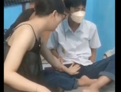 Bokep Indo Ngajarin ABG SMA kontol gede